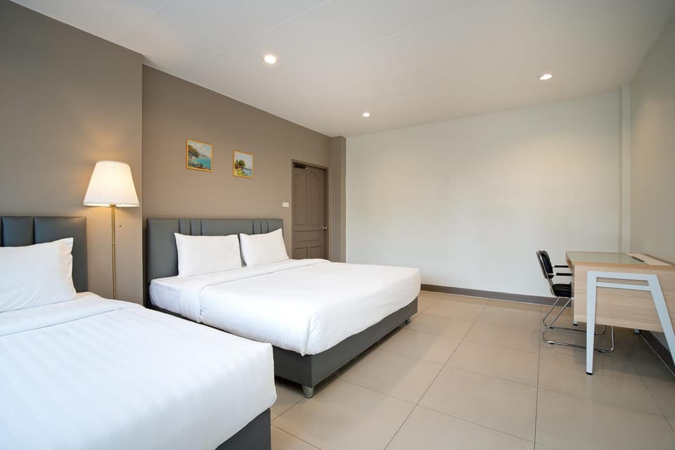 Grand 3BR Townhouse in the Heart of BKK - Emsphere Apartment in Bangkok