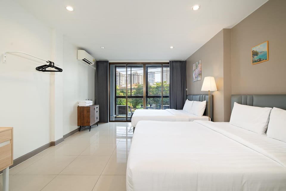 Grand 3BR Townhouse in the Heart of BKK - Emsphere Apartment in Bangkok