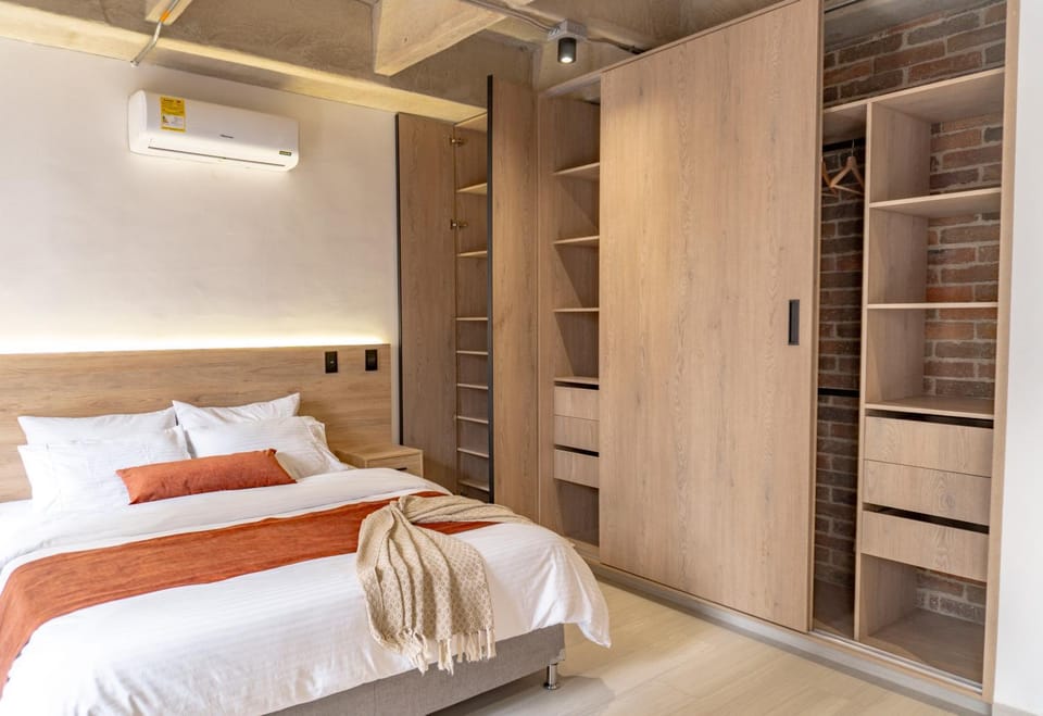 Photo of the whole room, Bedroom, wardrobe
