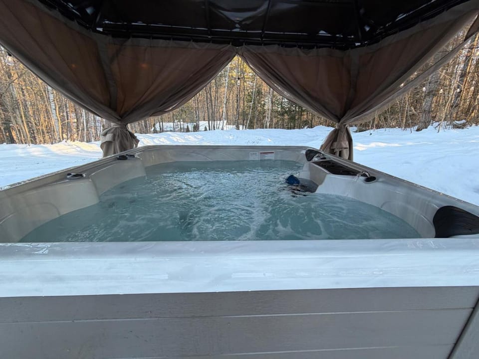 Vermont A-Frame Sleeps10, Hot Tub, Sauna, EV, AC Chalet in South Londonderry