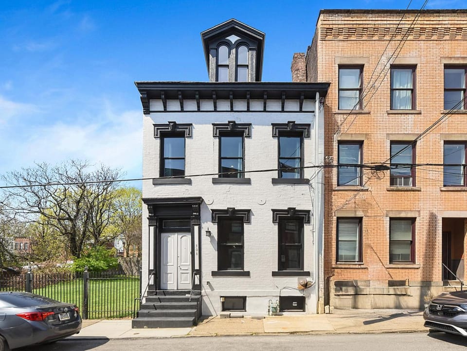 Property building, Neighbourhood, Location