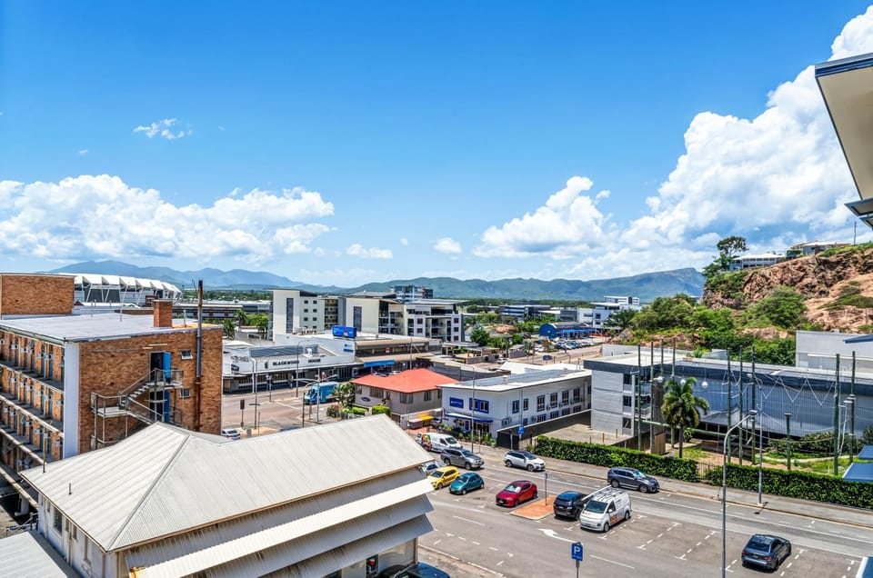 Top Floor City Apartment with Stadium and Mountain Views Apartment in Townsville