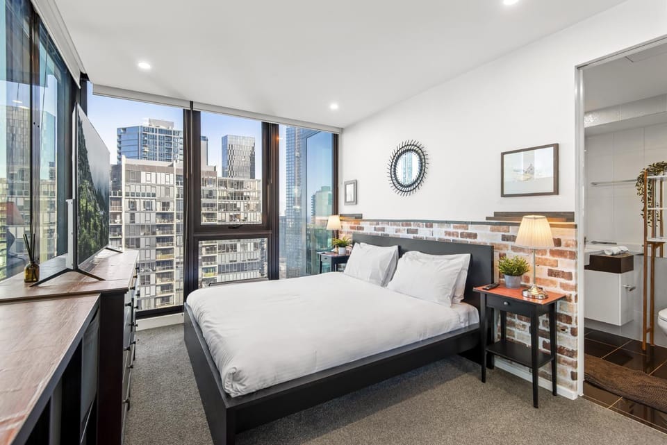 Chic 2-Bed Apartment with Balcony in Southbank Apartment in Southbank
