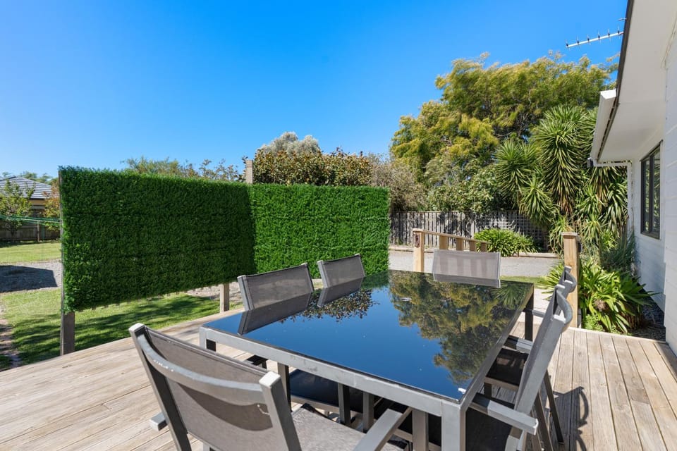 Patio, Day, Dining area