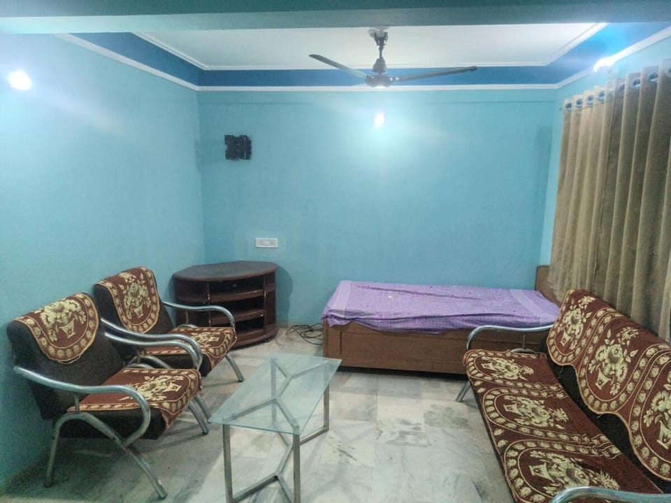 Flat for stay in central Indore with market, hostel and transport hub Apartment in India