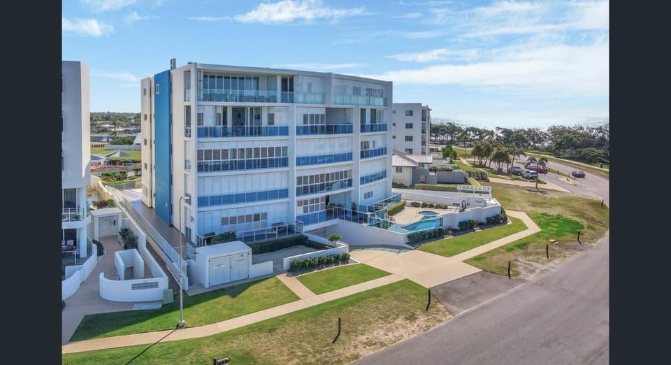 Property building, Day, Neighbourhood, Street view, Location, Parking