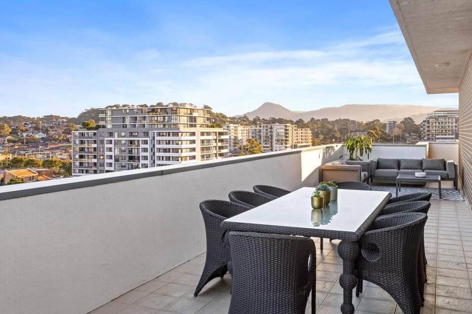 View (from property/room), Balcony/Terrace, Dining area, City view, Mountain view