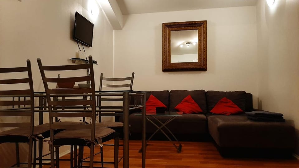 Communal lounge/ TV room, TV and multimedia, Living room, Seating area, Dining area, Evening entertainment