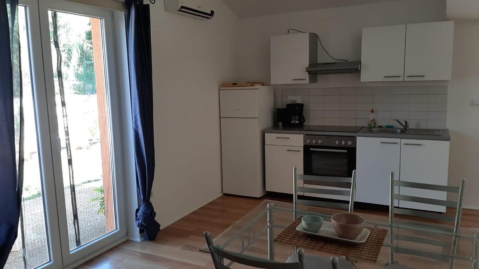 Kitchen or kitchenette, Dining area, pet friendly, stove
