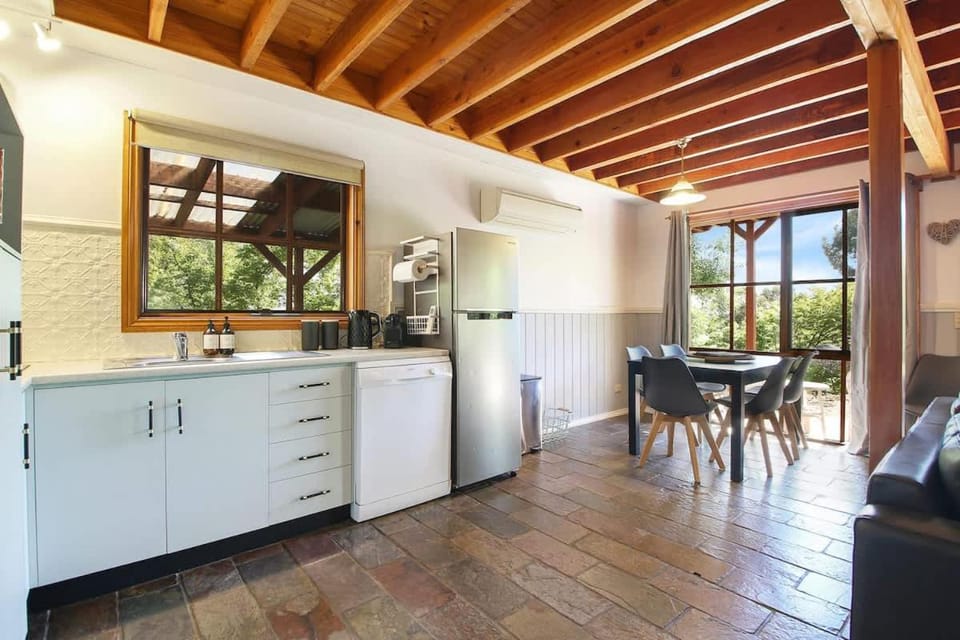 The Nest Rustic Lodge-Style Hideaway House in Beechworth