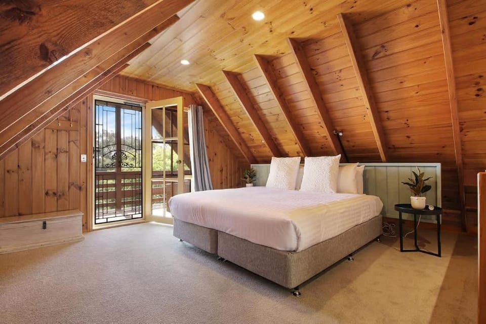 The Nest Rustic Lodge-Style Hideaway House in Beechworth