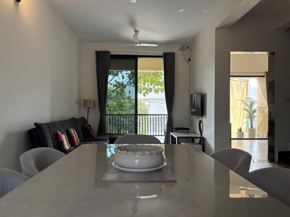 Living room, Seating area, Dining area