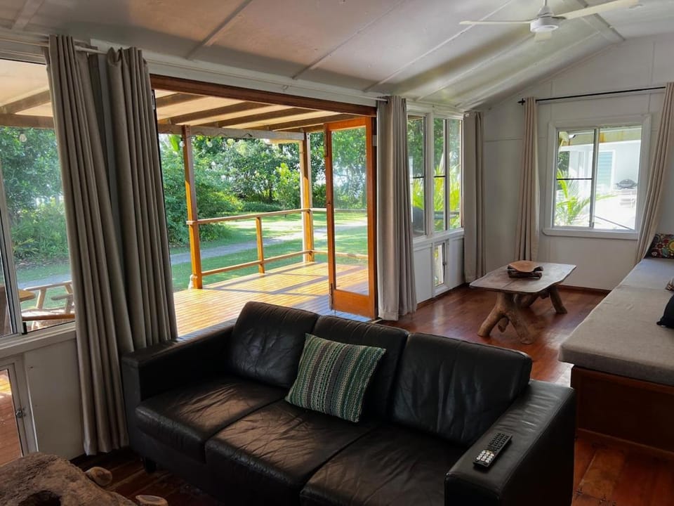Reef Coast Cottage Absolute Beachfront House in Mission Beach