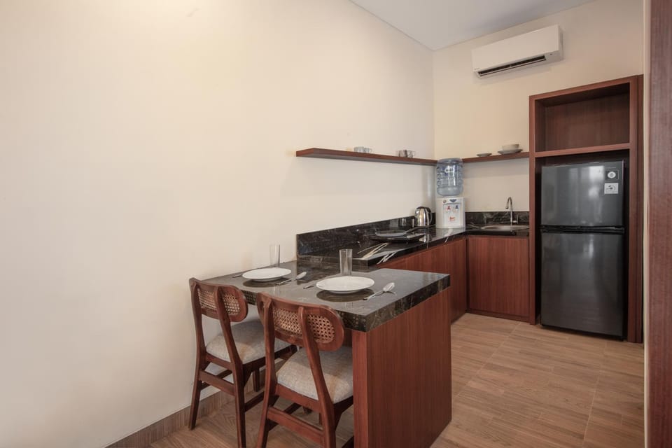Dining area, kitchen