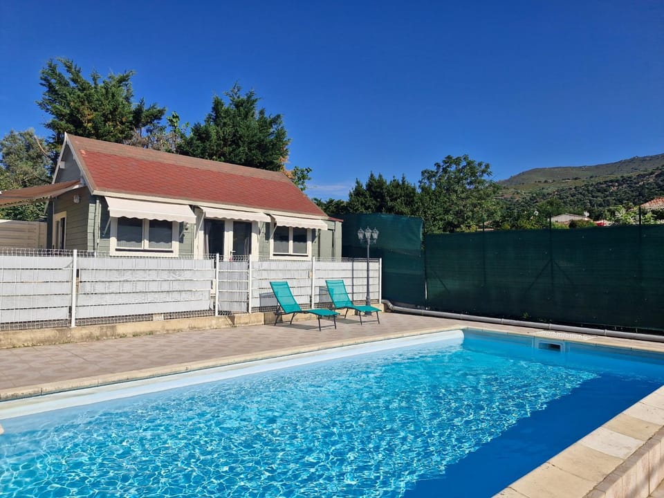 Property building, Swimming pool, sunbed