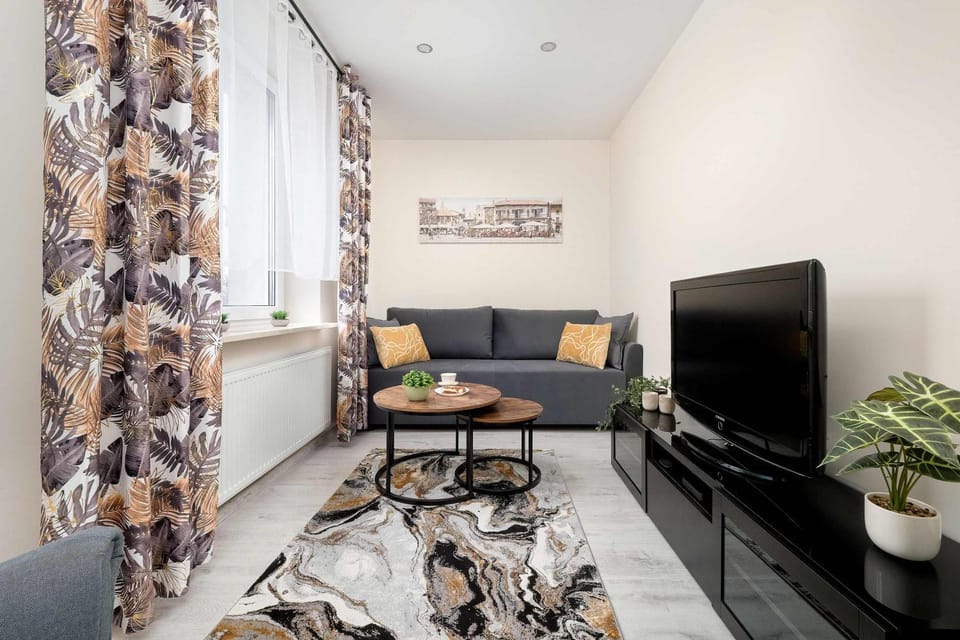 TV and multimedia, Living room, Seating area, Evening entertainment
