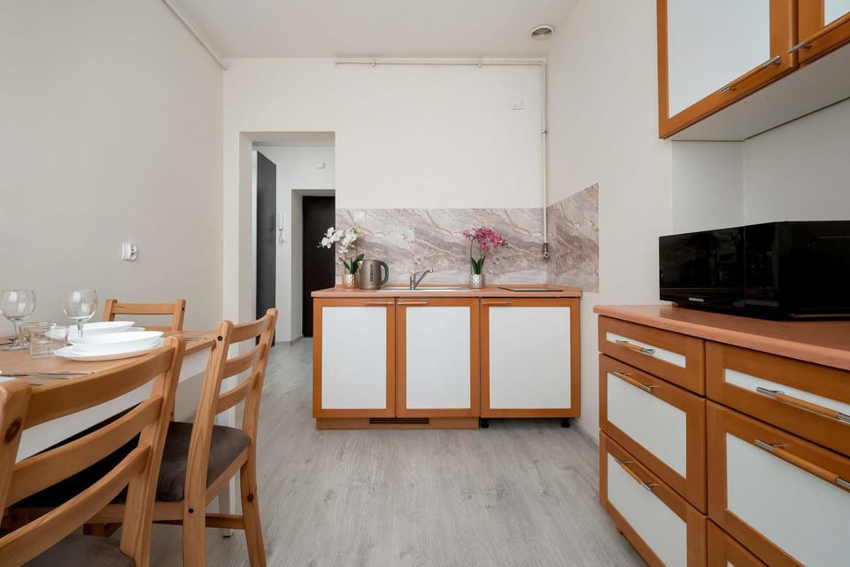 Kitchen or kitchenette, Dining area, oven