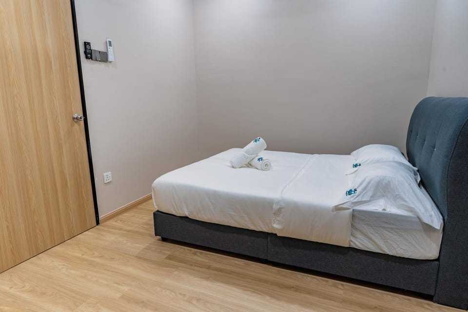 Bed, Photo of the whole room, Bedroom, towels