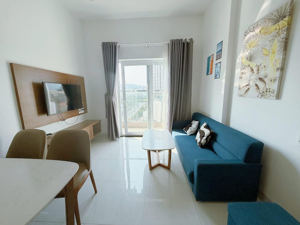 Bed, TV and multimedia, Living room, Photo of the whole room, Seating area, Bedroom