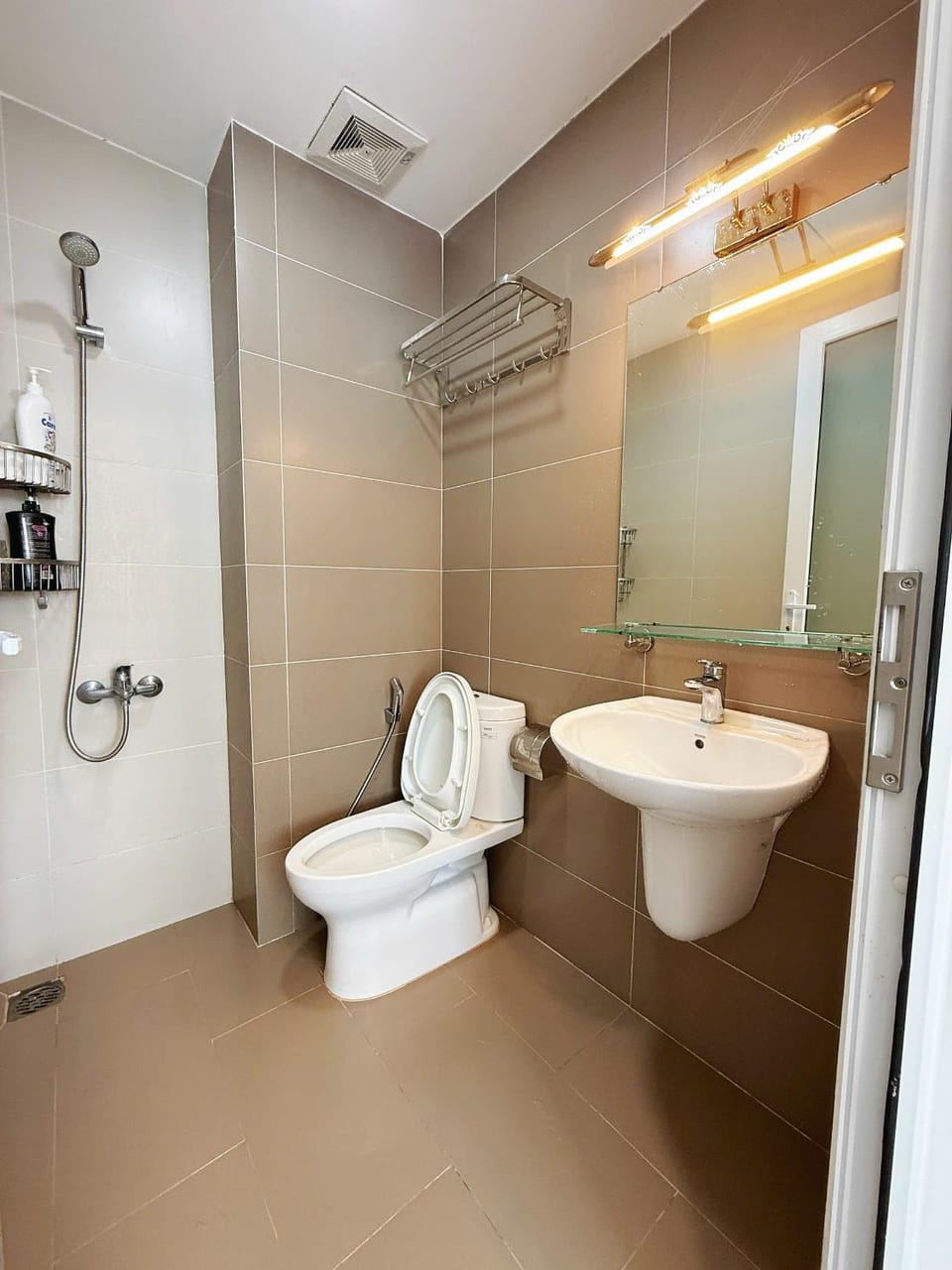 Shower, Toilet, Bathroom, bidet, towels