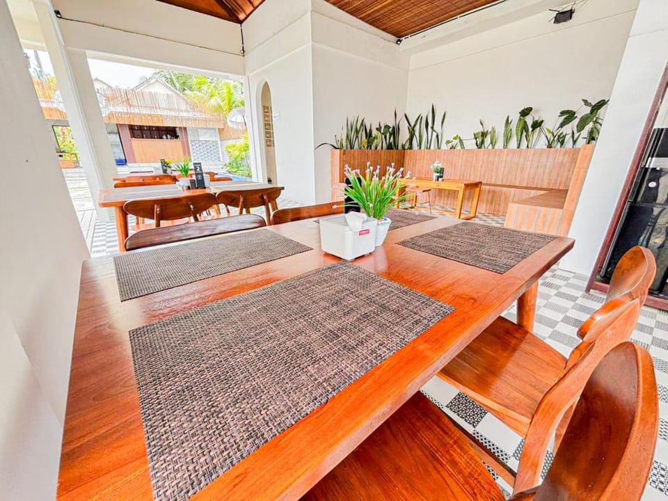 Restaurant/places to eat, Seating area, Dining area