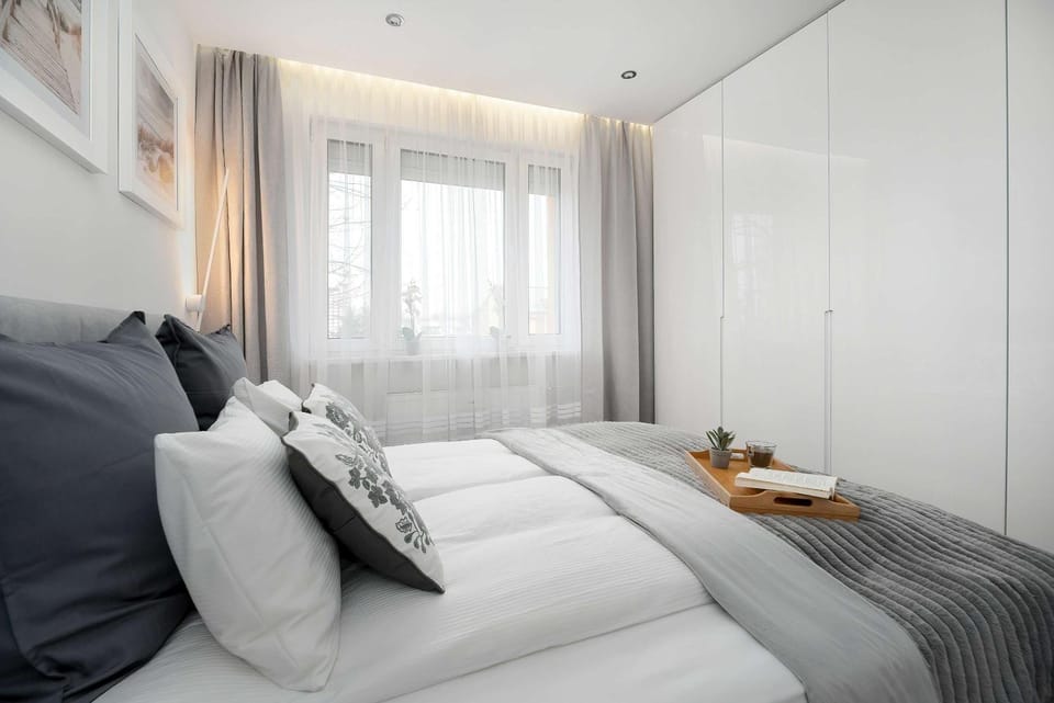 Bed, Seating area, Bedroom