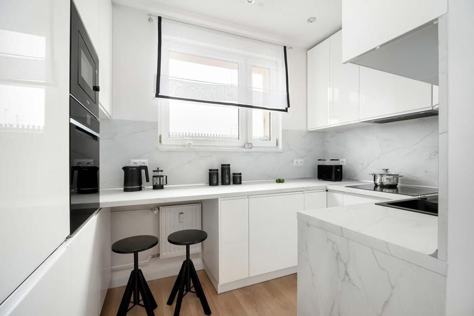 Kitchen or kitchenette, dishwasher, stove