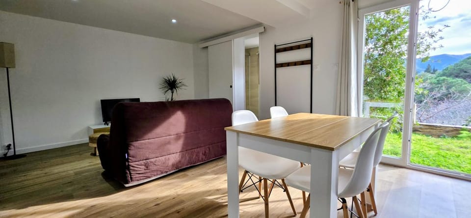 Seating area, Dining area