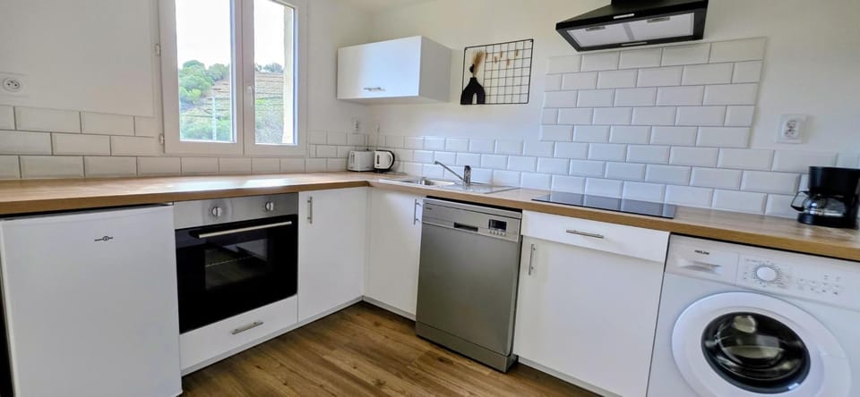 dishwasher, oven, stove, toaster, washing machine, kitchen, kitchen, air conditioner, air conditioner