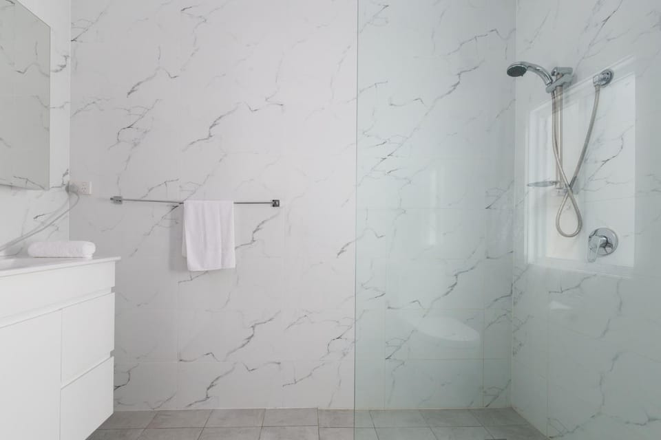 Chic 1-Bed Retreat Near Shops & Beach Apartment in Manly