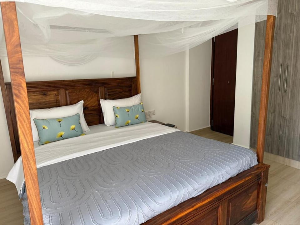 Elegant and Serene Lakefront Haven at Pearl Marina Apartment in Uganda