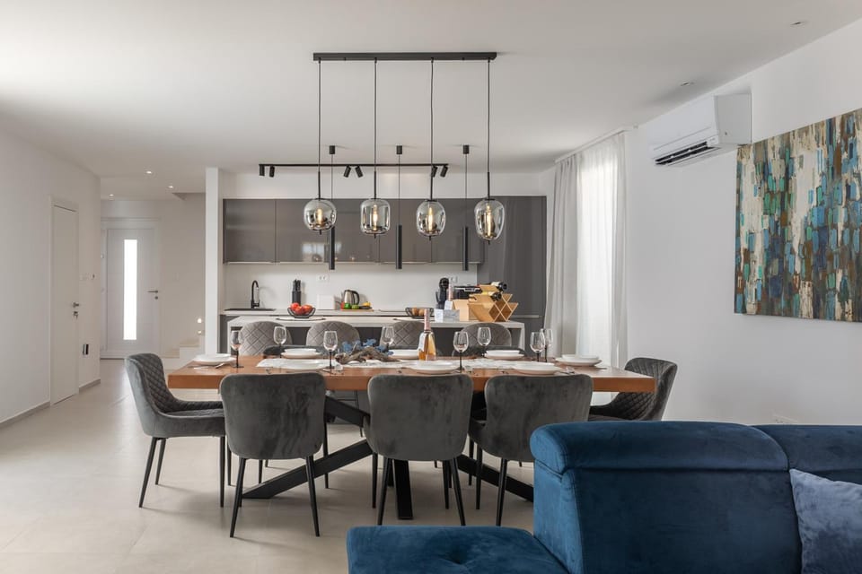 Decorative detail, Decorative detail, Dining area, air conditioner, air conditioner