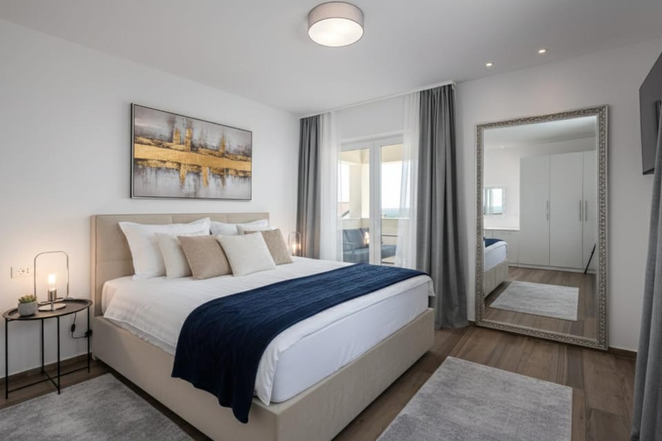 Bed, TV and multimedia, Decorative detail, Decorative detail, Bedroom, wardrobe