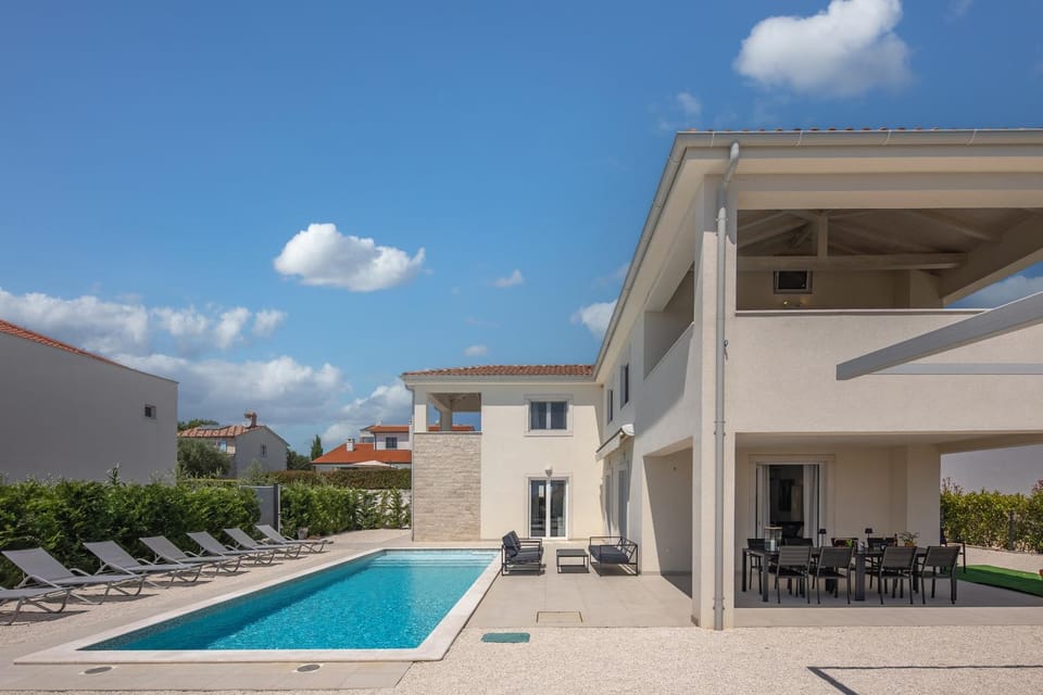 Property building, Day, Summer, Pool view, Pool view, Swimming pool, Swimming pool, Time of day, sunbed