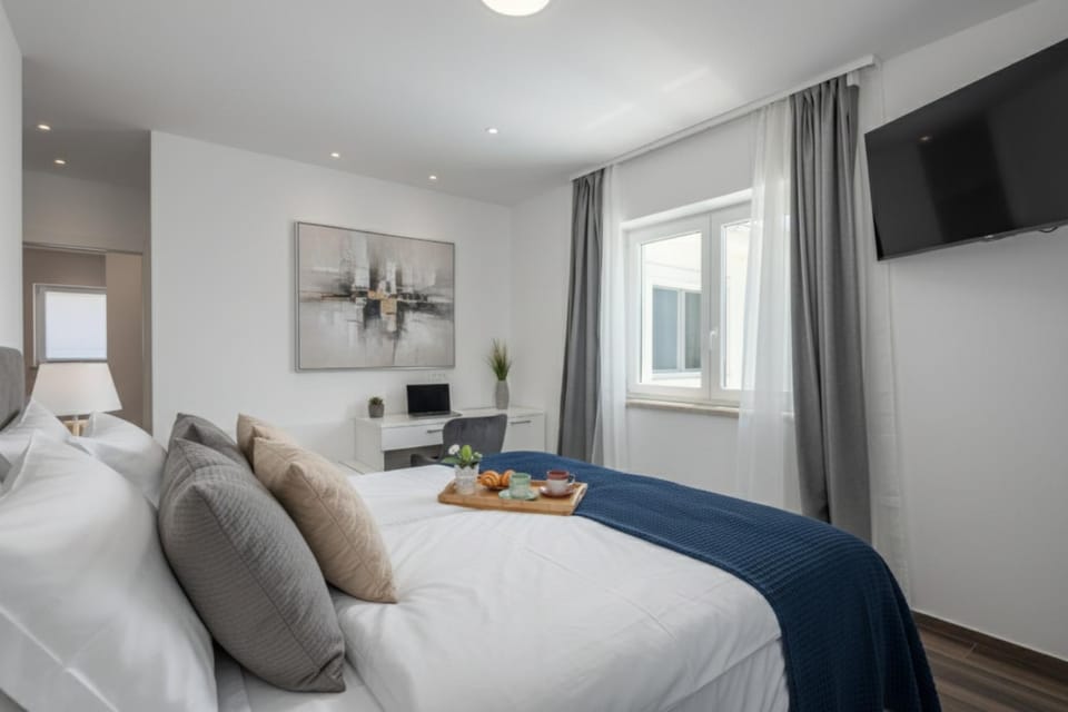 Bed, TV and multimedia, Decorative detail, Decorative detail, Bedroom, wardrobe, air conditioner, air conditioner