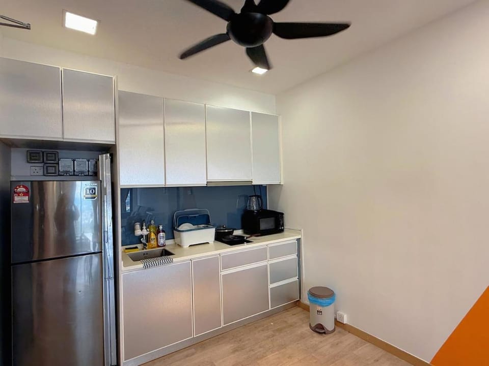 Kitchen or kitchenette, microwave, kitchen