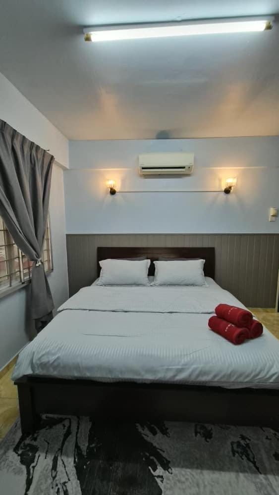 Bed, Photo of the whole room, Bedroom, towels, air conditioner
