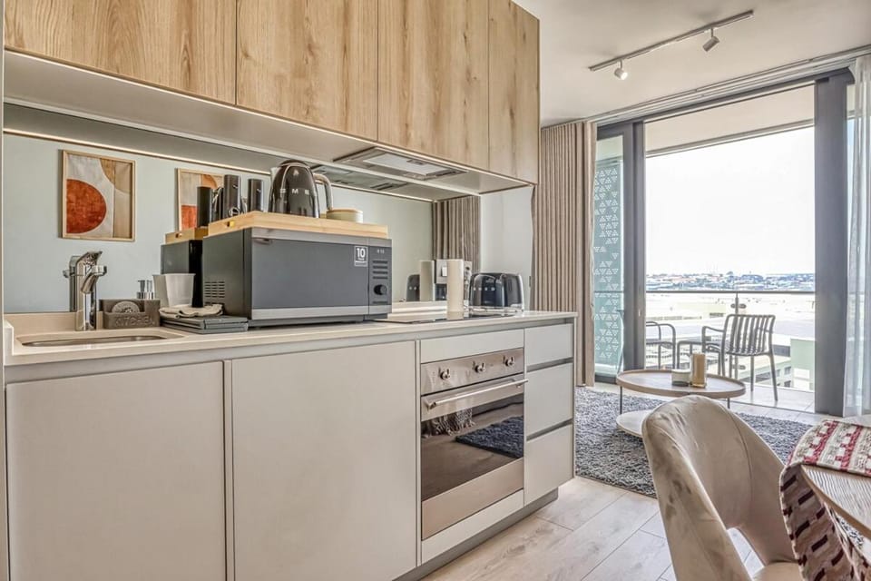 Golden Sunrise Suite at The Ellipse Waterfall Apartment in Sandton