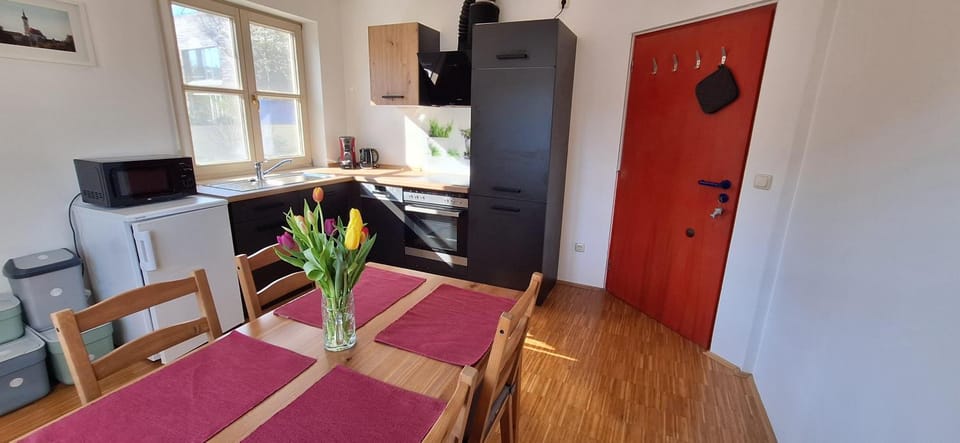 Kitchen or kitchenette, Dining area