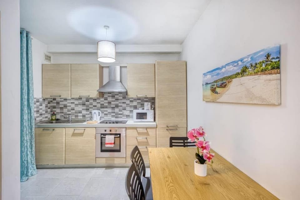 1-Bed Suite Near Spinola Bay Apartment in Saint Julians