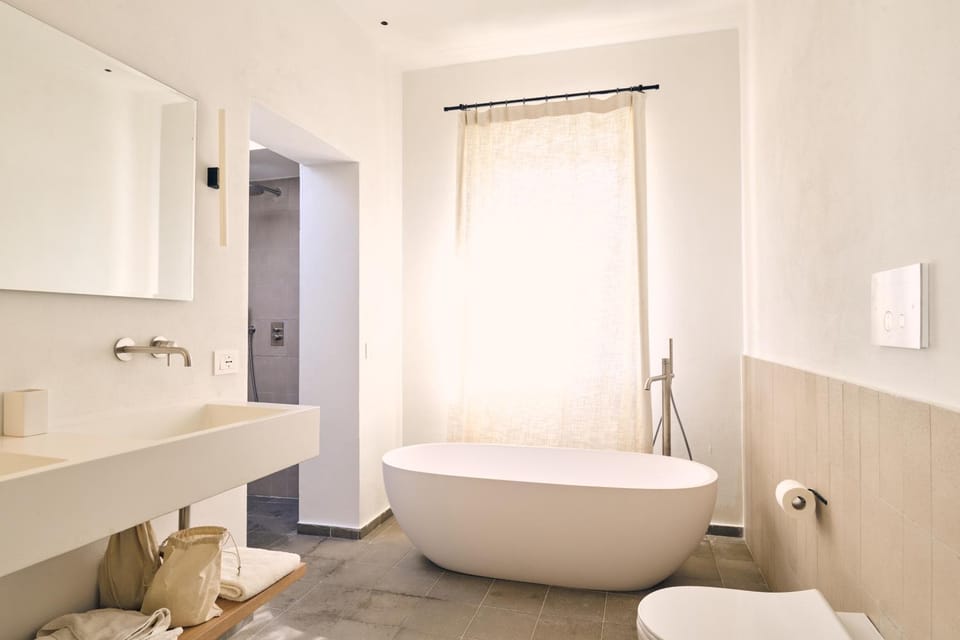 Bathroom, Photo of the whole room, Bath, hair dryier, towels