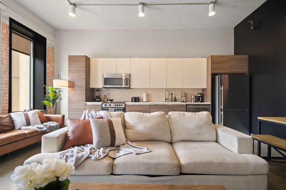 Beautiful Downtown Apartment with Pool, Laundry, Parking Apartment in Dallas