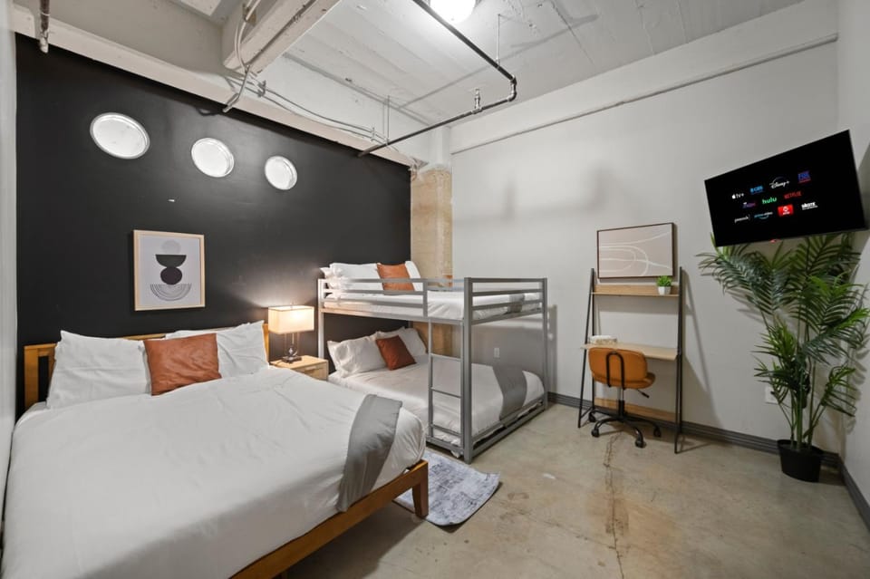 Beautiful Downtown Apartment with Pool, Laundry, Parking Apartment in Dallas