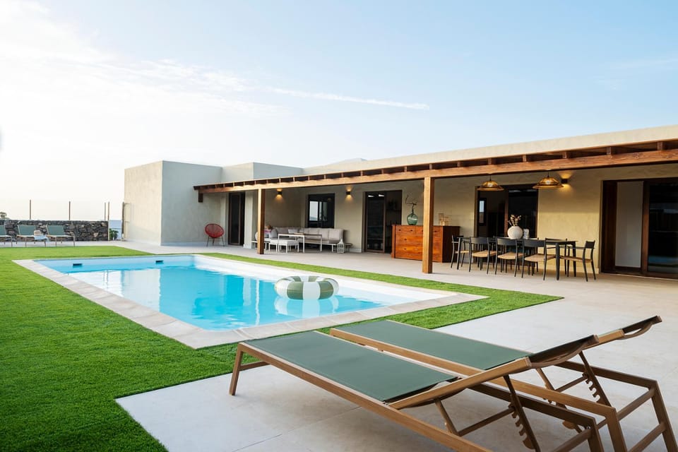 Garden, Garden, Balcony/Terrace, Decorative detail, Dining area, Pool view, Pool view, Swimming pool, Swimming pool, sunbed, towels