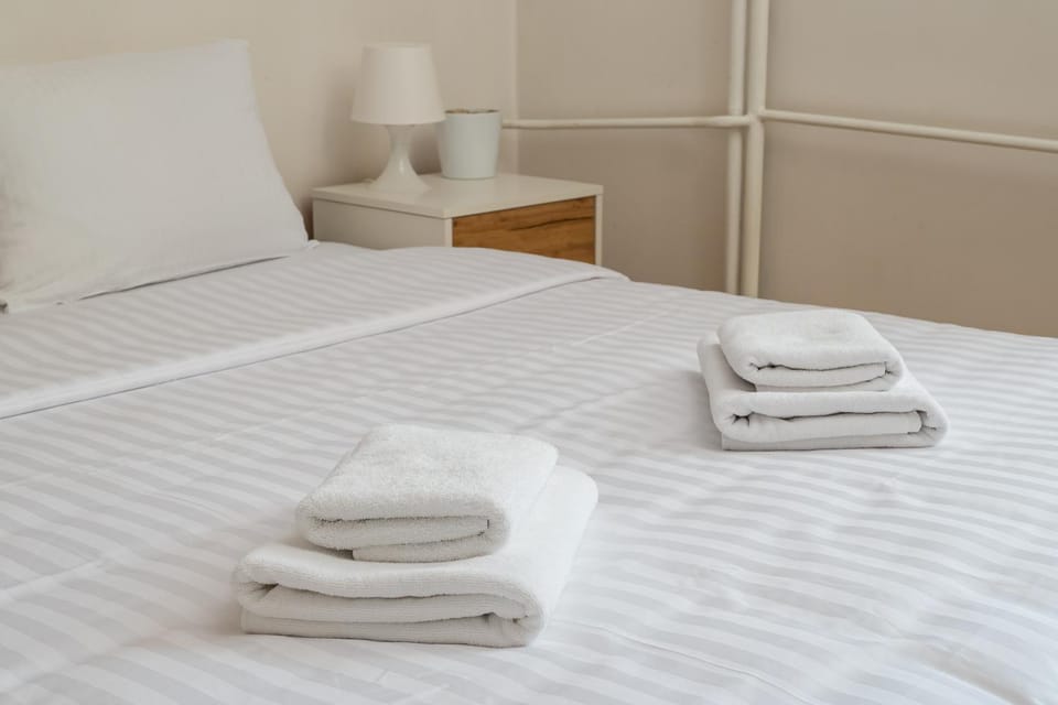 Bed, towels