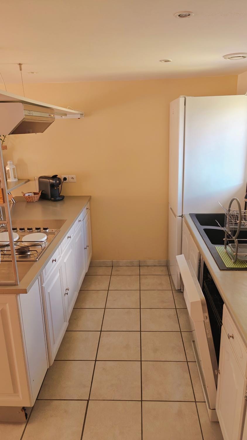 Kitchen or kitchenette, dishwasher, stove