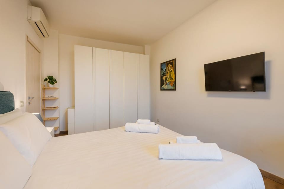 Bed, TV and multimedia, Photo of the whole room, Bedroom, air conditioner
