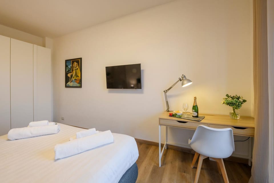Photo of the whole room, Bedroom