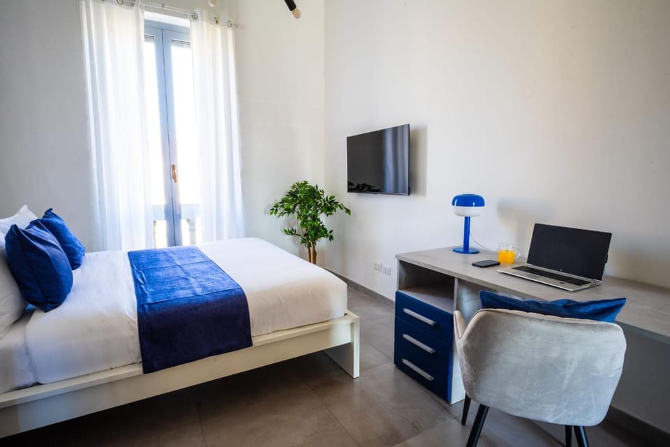 Bed, TV and multimedia, Photo of the whole room, Seating area, Bedroom