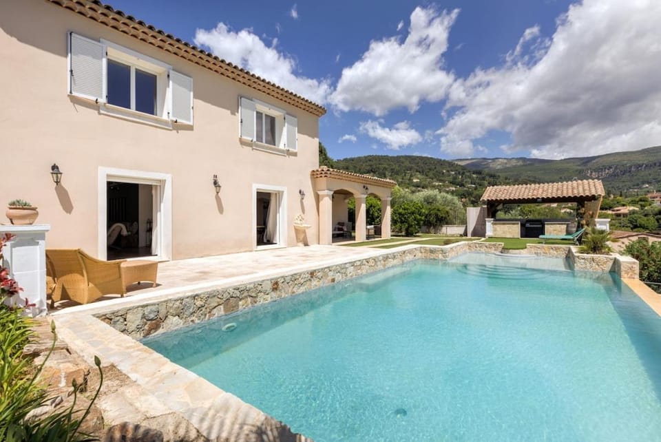Villa de charme avec piscine, vue nature et salle de sport Villa in Grasse